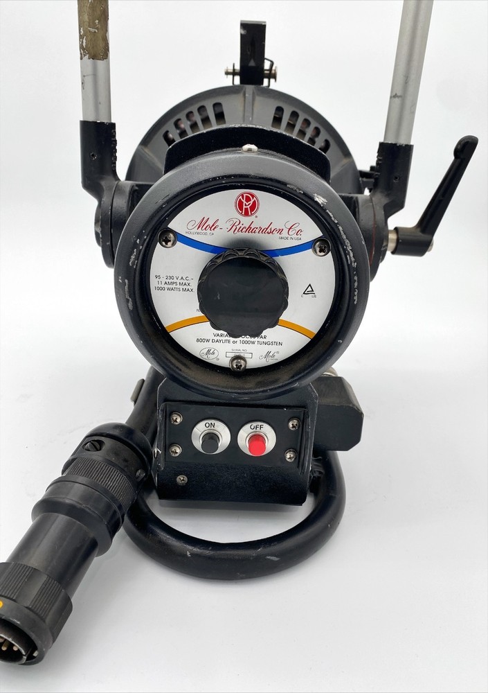 Mole-Richardson 6781 800w Daylight/ 1000w Tungsten Variable Focus PAR Light