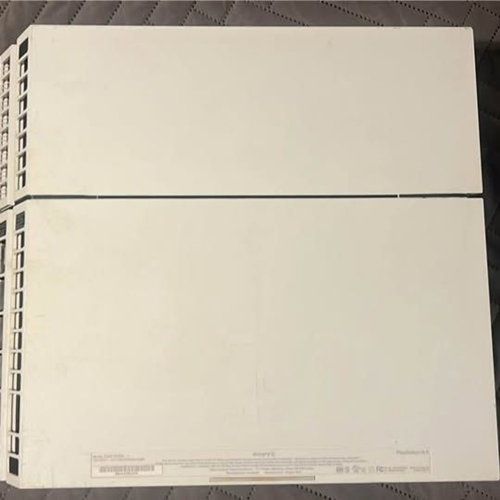 PlayStation 4 Console Glacier White 500 GB With Matching Controller