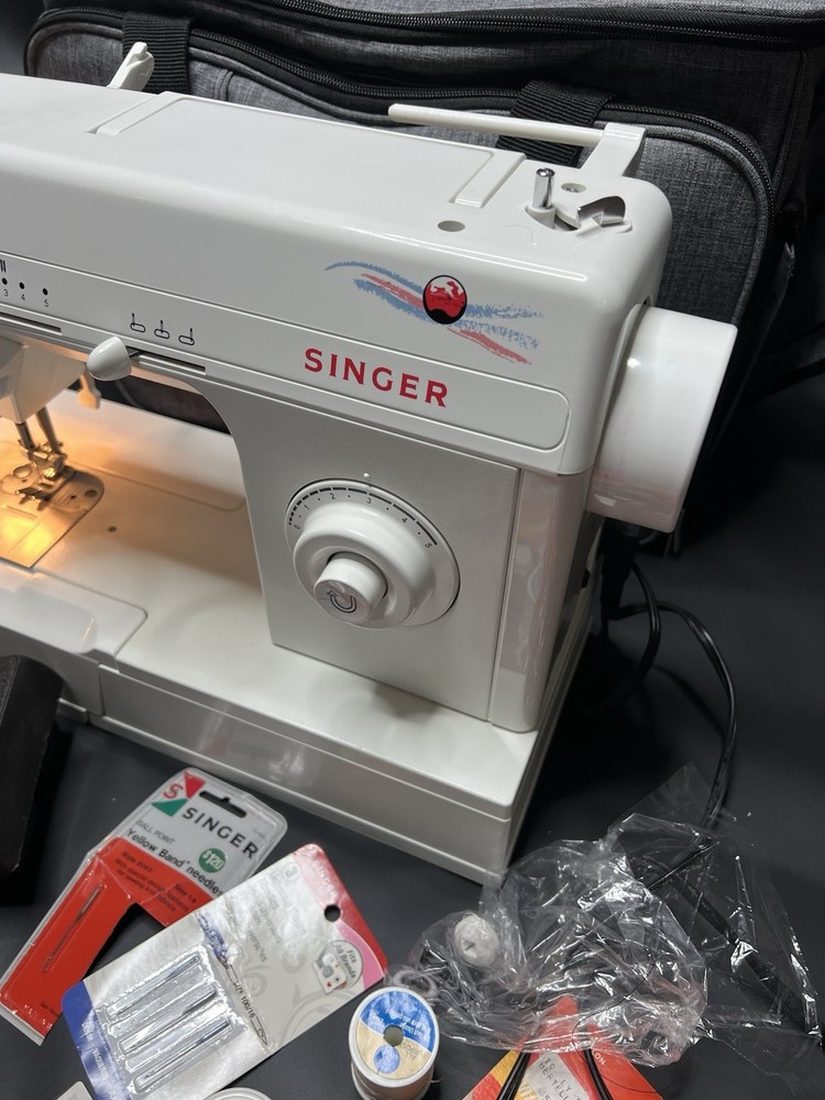 Singer Zig-Zag Sewing Machine Model 2517C With Pedal