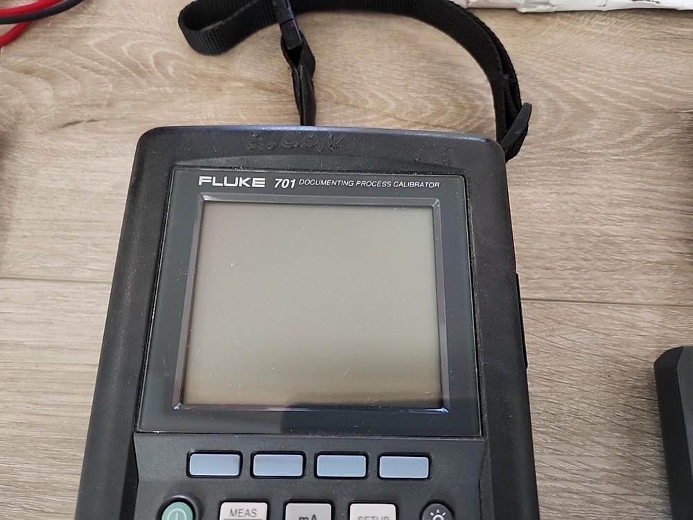 Fluke 701 Documenting Process Calibrator With Accessories And Charger AC Cable