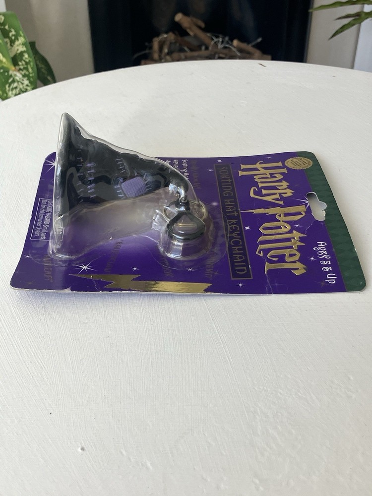 Rare 2000 HARRY POTTER Sorting Hat Keychain in original packaging. Warner Bros