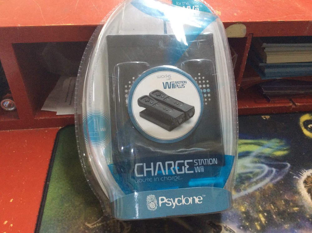 Psyclone Wii Dual Charge Station w/ Remote Control Batteries