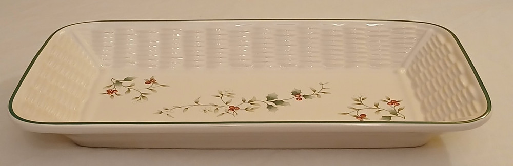 Pfaltzgraff Winterberry Basketweave Bread Tray Holly Berry