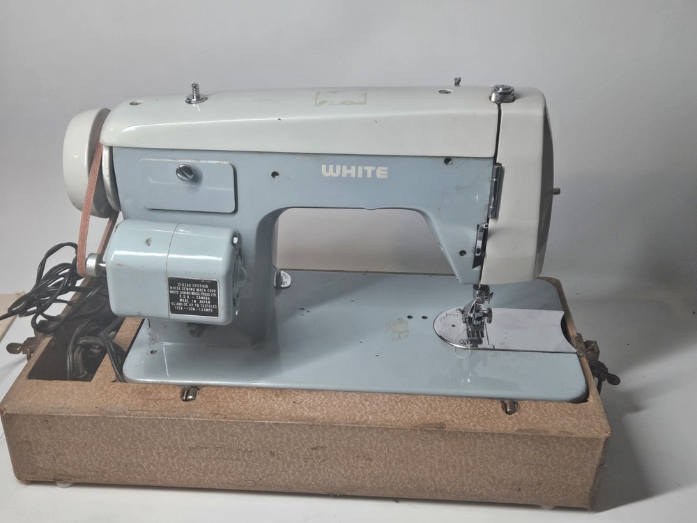 Vintage White Zig Zag model 2134 sewing machine Works!!! With Hardshell Case