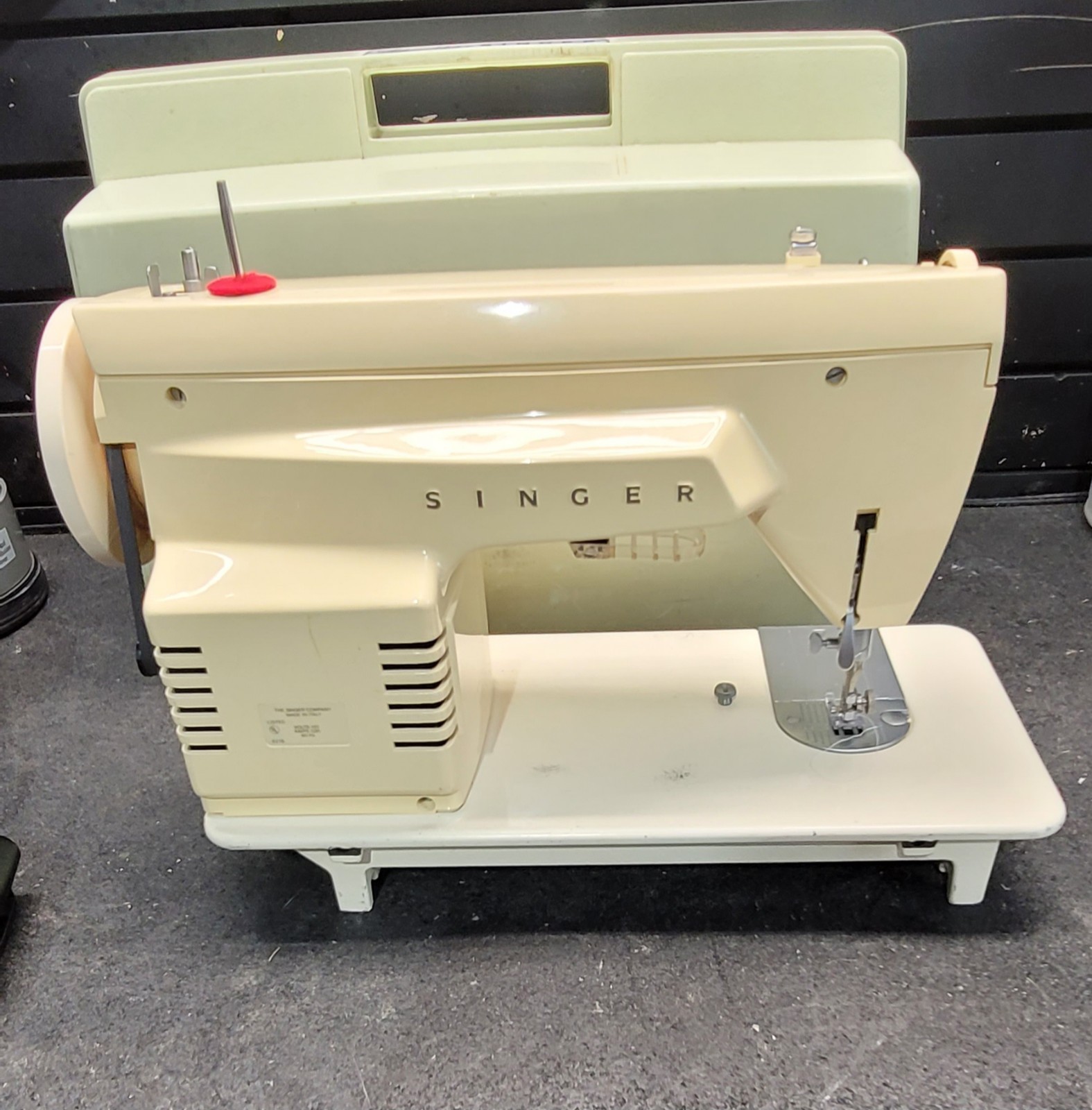 Singer Sewing Machine Fashion Mate 362 (made in Italy) - Used machine -Turns on