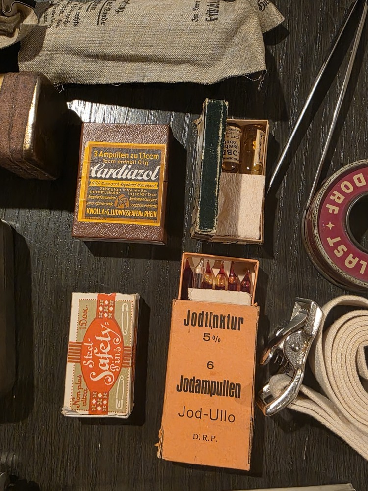 SCARCE LUFTWAFFE BOMBER CREW FIRST AID KIT COMPLETE