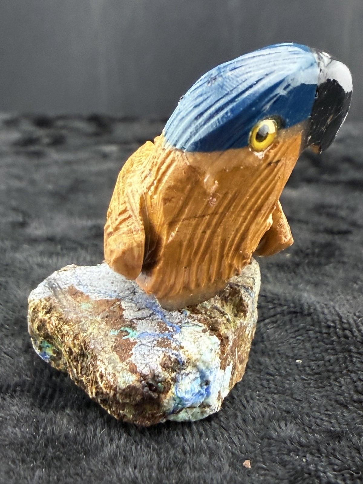 Gemstone Bird Sculpture on Mineral Base. 20 g. 29x26x35 mm