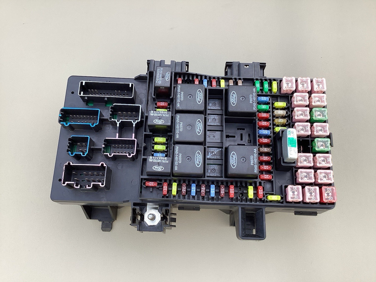 2004 Ford Expedition Navigator Interior Fuse Box 4L7T-14A067-AD *
