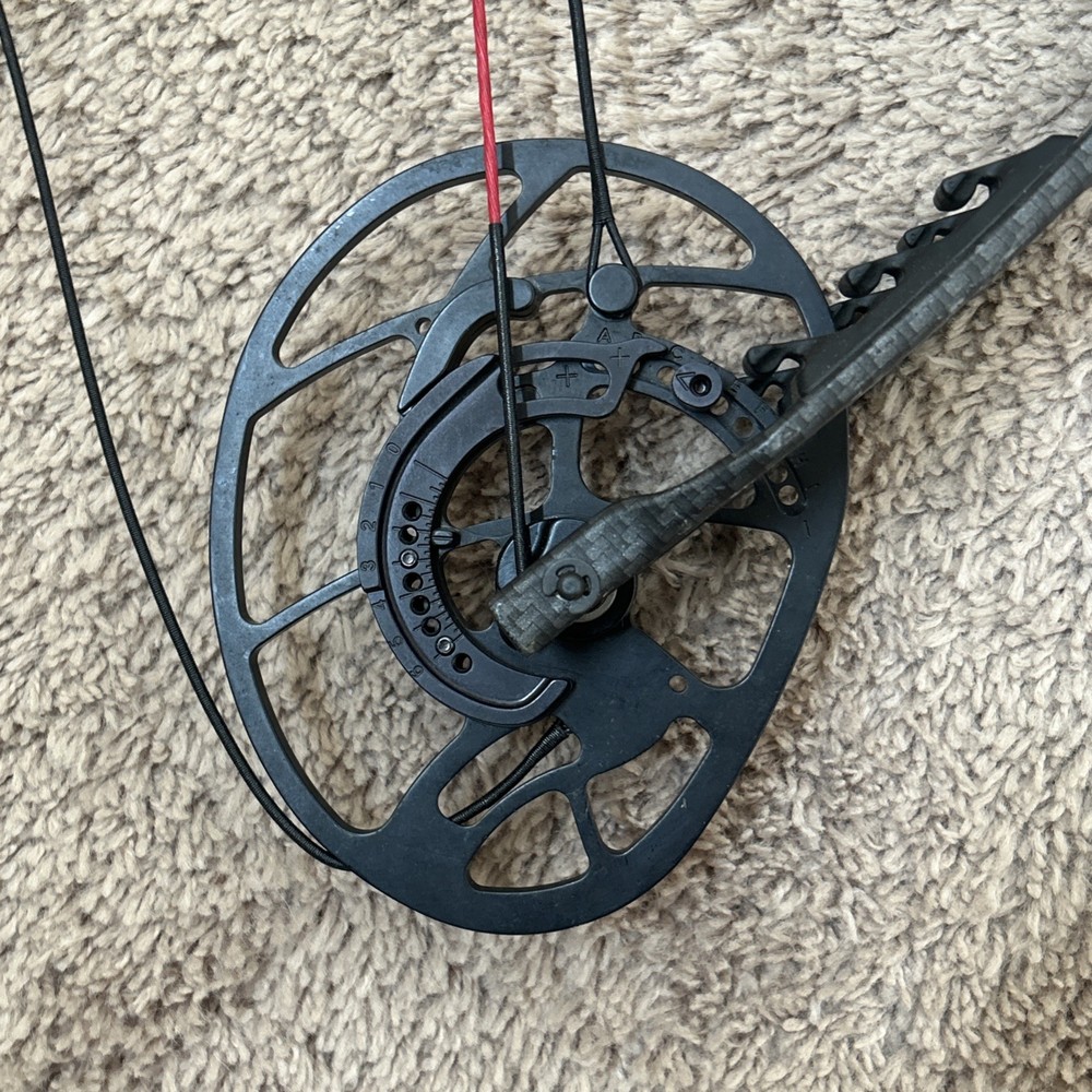 BlackOut Epic Compound Bow RH – Trophy Ridge Sight – Needs String / Repair As-is