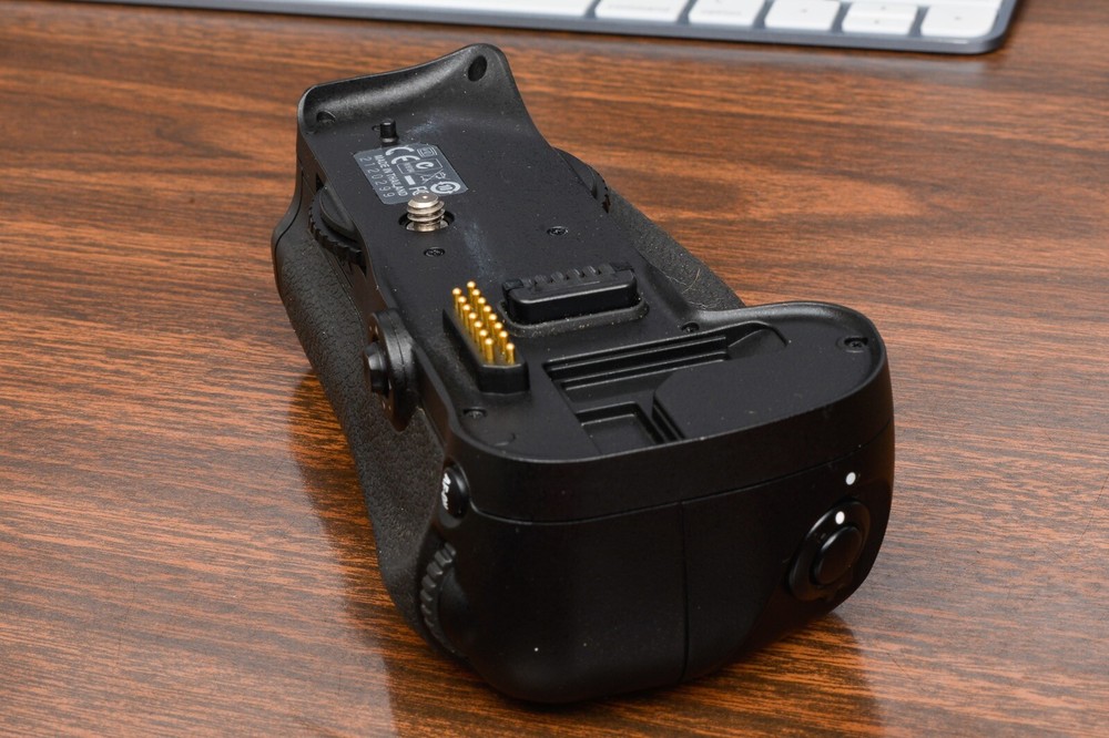 GENUINE NIKON USA MB-D10 MULTI FUNCTION BATTERY GRIP (NIKON D300 D700 #2120299)