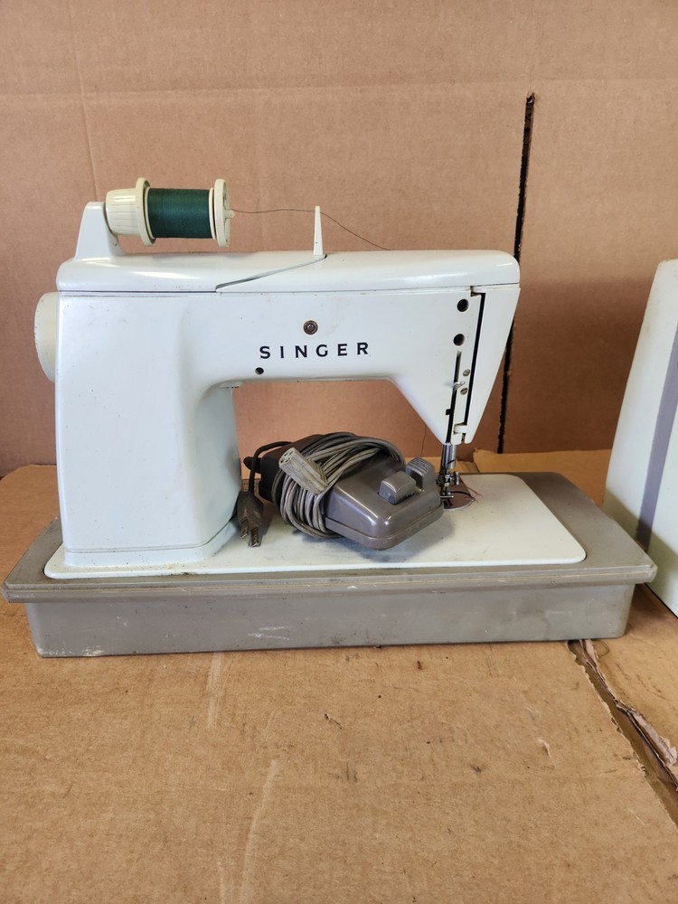 VINTAGE SINGER TOUCH & SEW SEWING MACHINE MODEL 600E