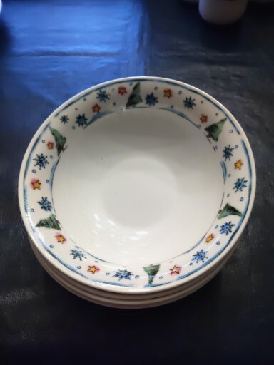 Set 4 Home Essentials "Chilly" Soup Bowl Pine Tree Snowflake Winter Border