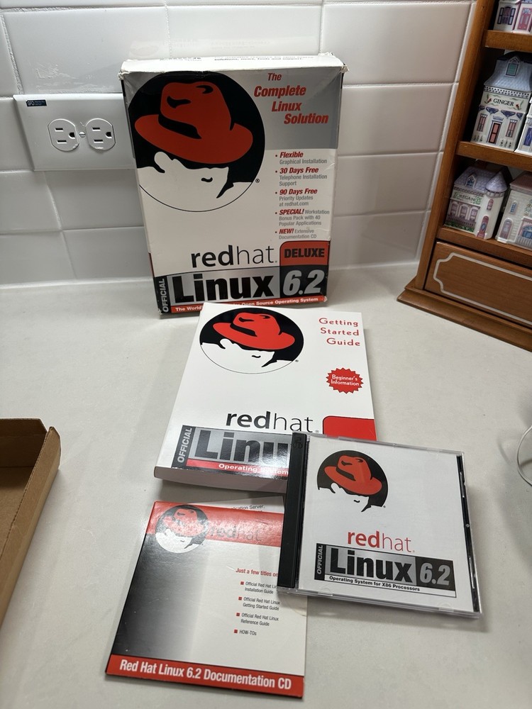 Red Hat Linux 6.2 Deluxe Boxed Set 2000 Complete w/ CDs & Manual
