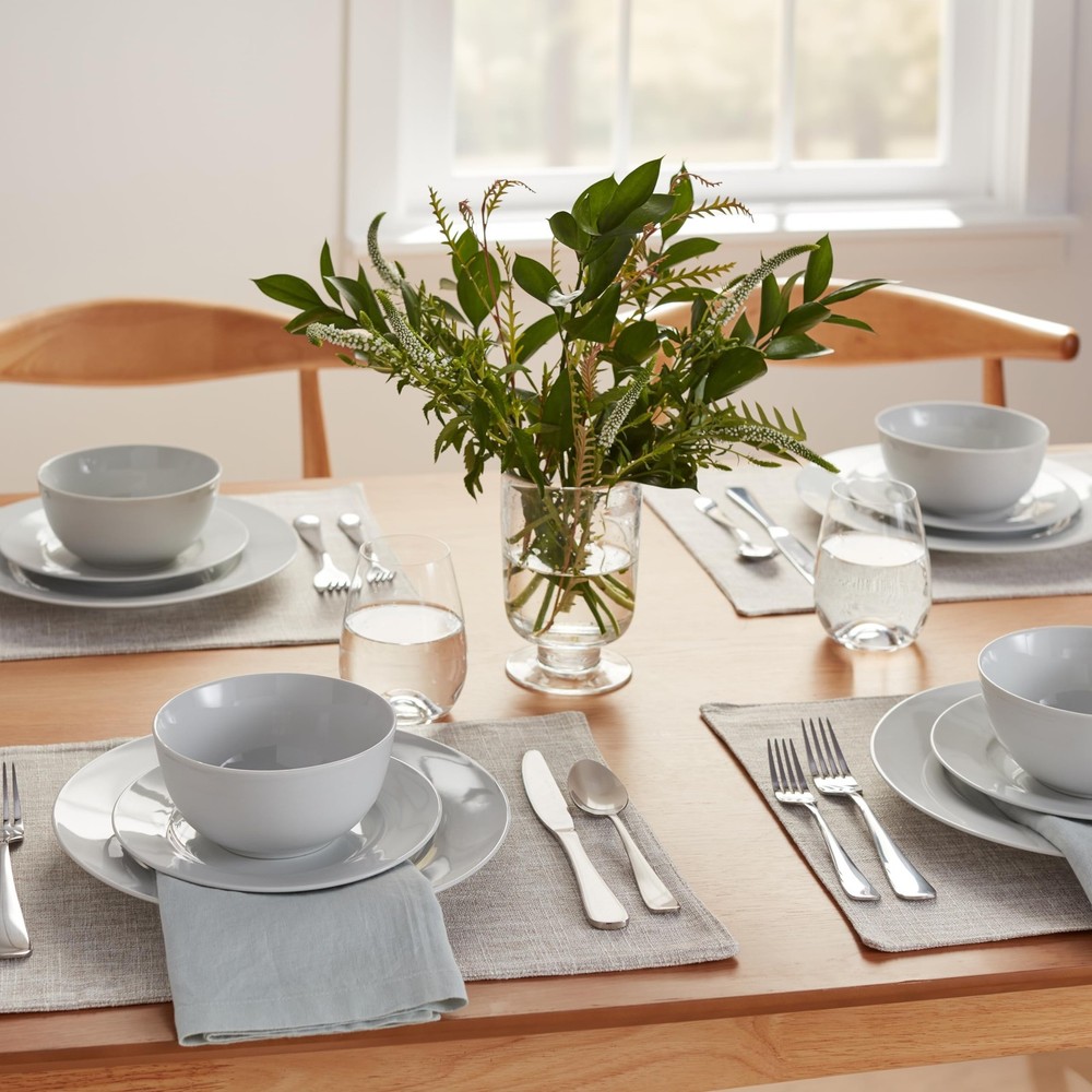 Amazon Basics Porcelain Dinnerware Set, Microwave and Dishwasher Safe, Servic...