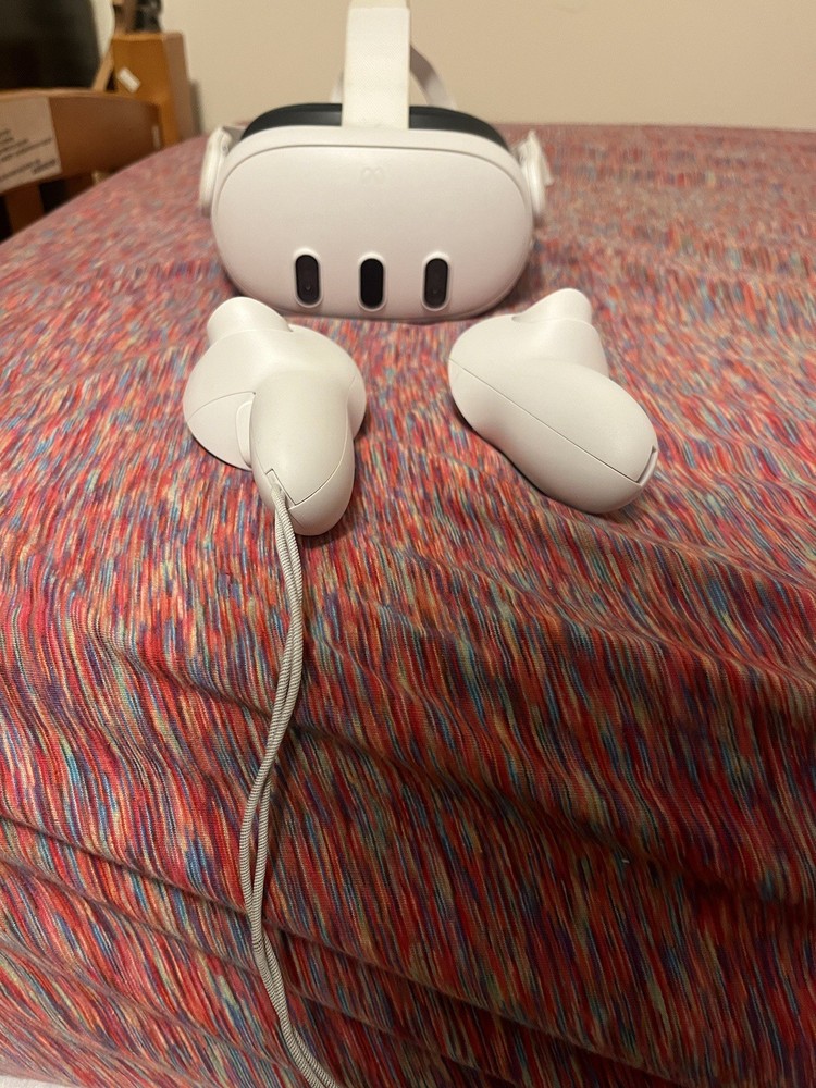 Oculus Quest 3 w/(case and charger)