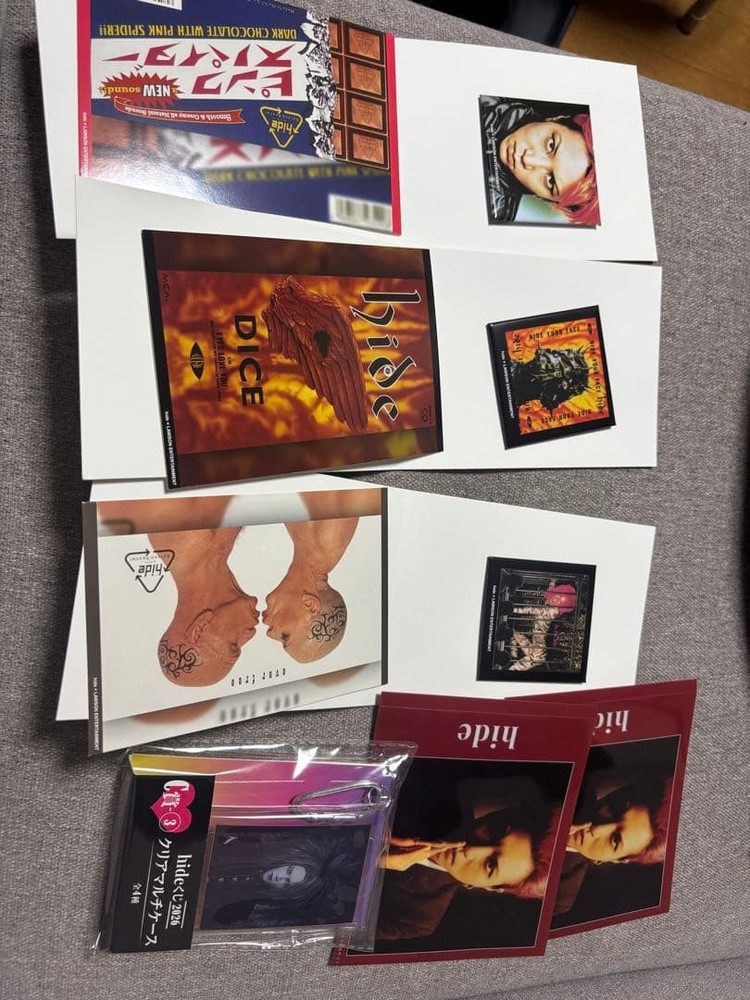 hide postcard can badge