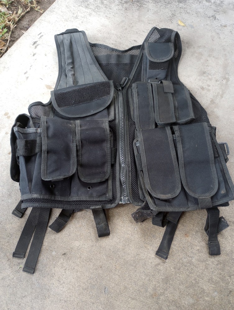 Black Tactical Multi Functional Utility Vest. Size Medium.