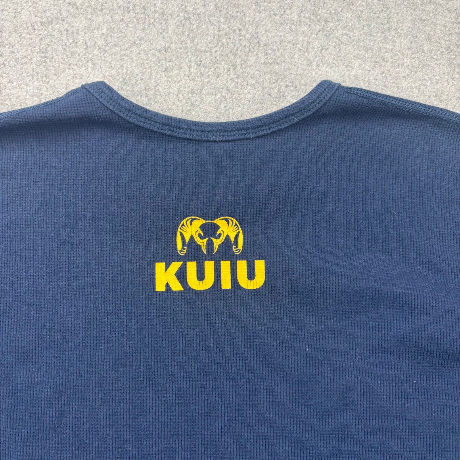 Kuiu Thermal Waffle Knit Base Layer Crewneck Shirt Mens Small Blue Logo Spellout