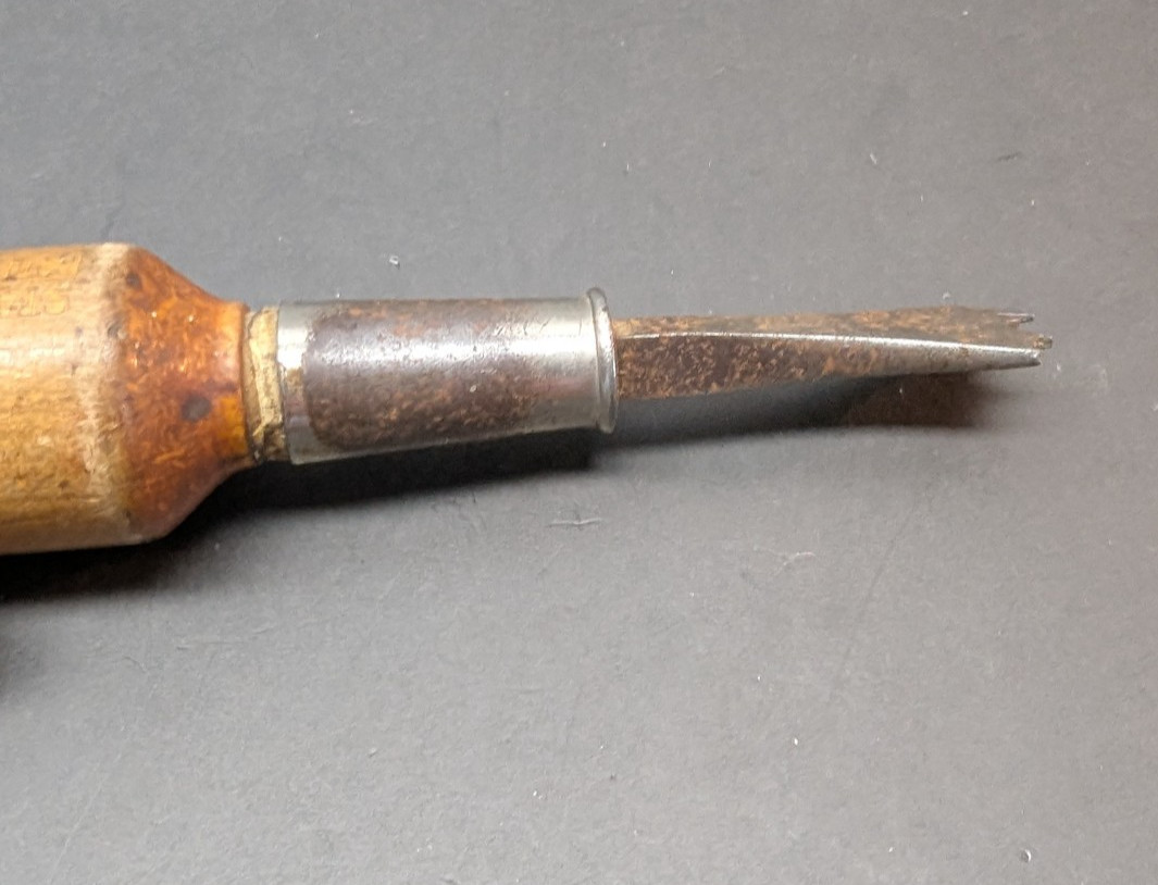 Berry’s Staple Remover Puller for Upholstery Pool Table Recover Wooden Handle 6"