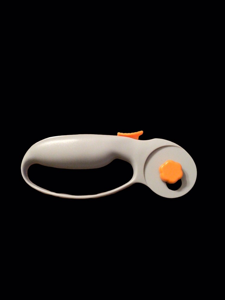 Fiskars Crafts Rotary Cutter, 60mm Titanium Gray Handle EUC