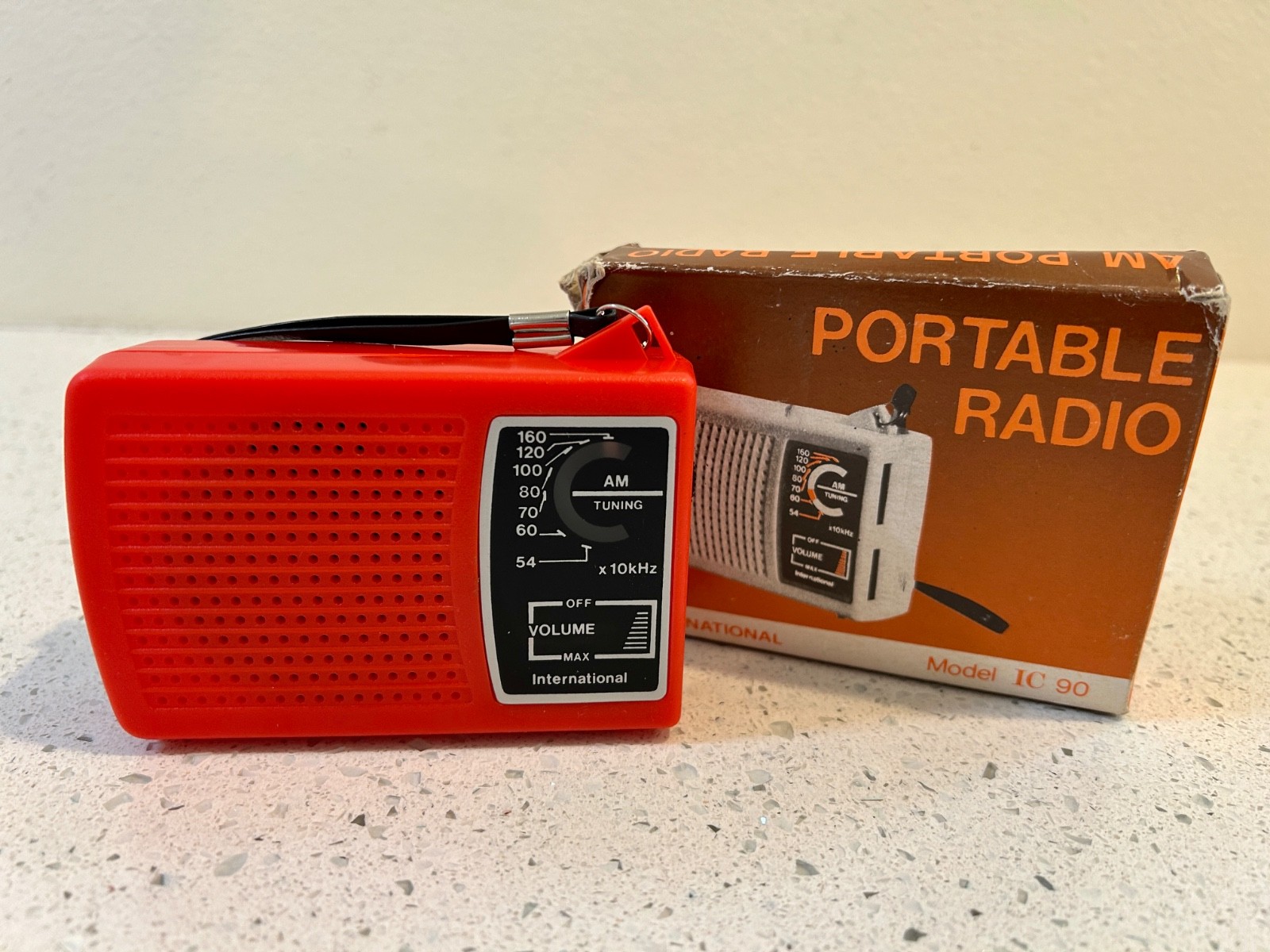 VINTAGE 1960-70's International Brand Transistor Radio Model IC 90 - Mint in Box