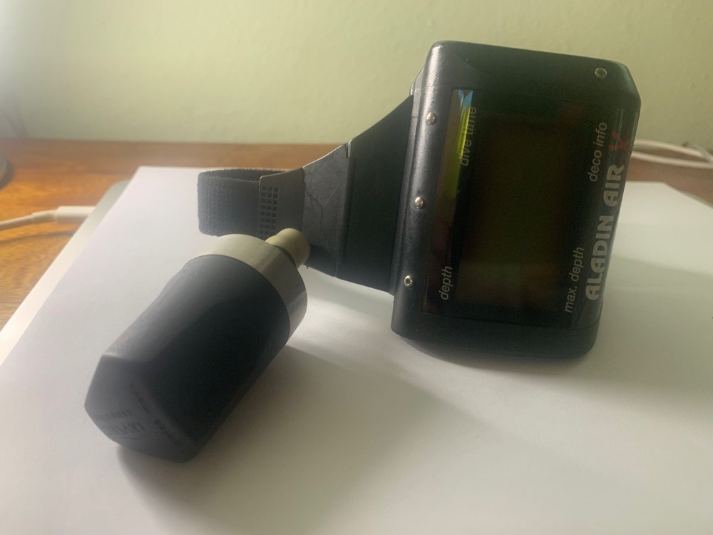 Scubapro dive computer with transmitter