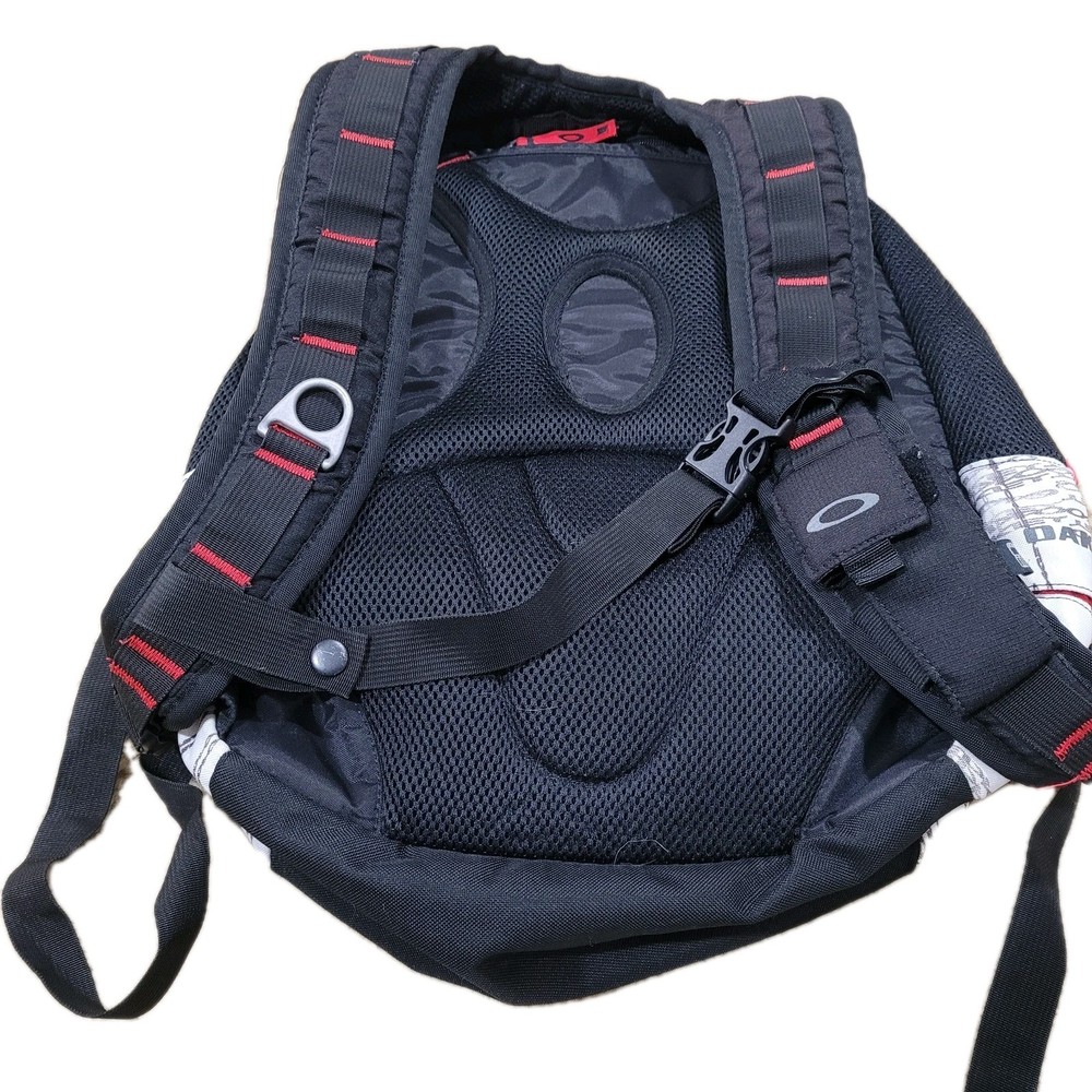 OAKLEY UTILITY WHITE DESIGN BACKPACK PRE OWNED GOOD