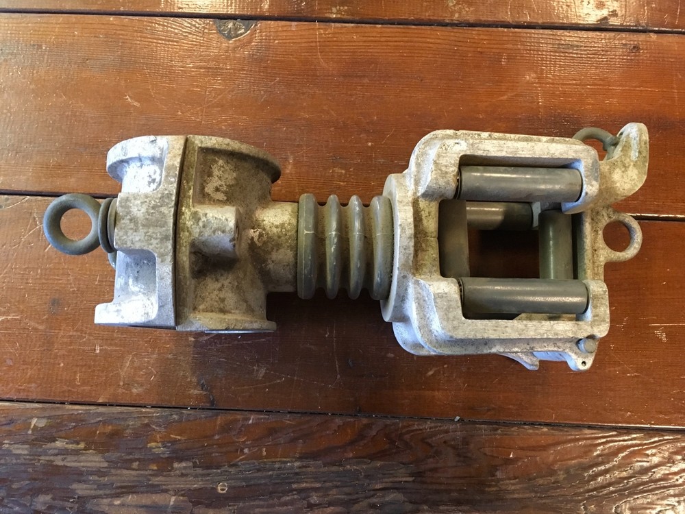 Insulated hotarm mounted conductor stringing block
