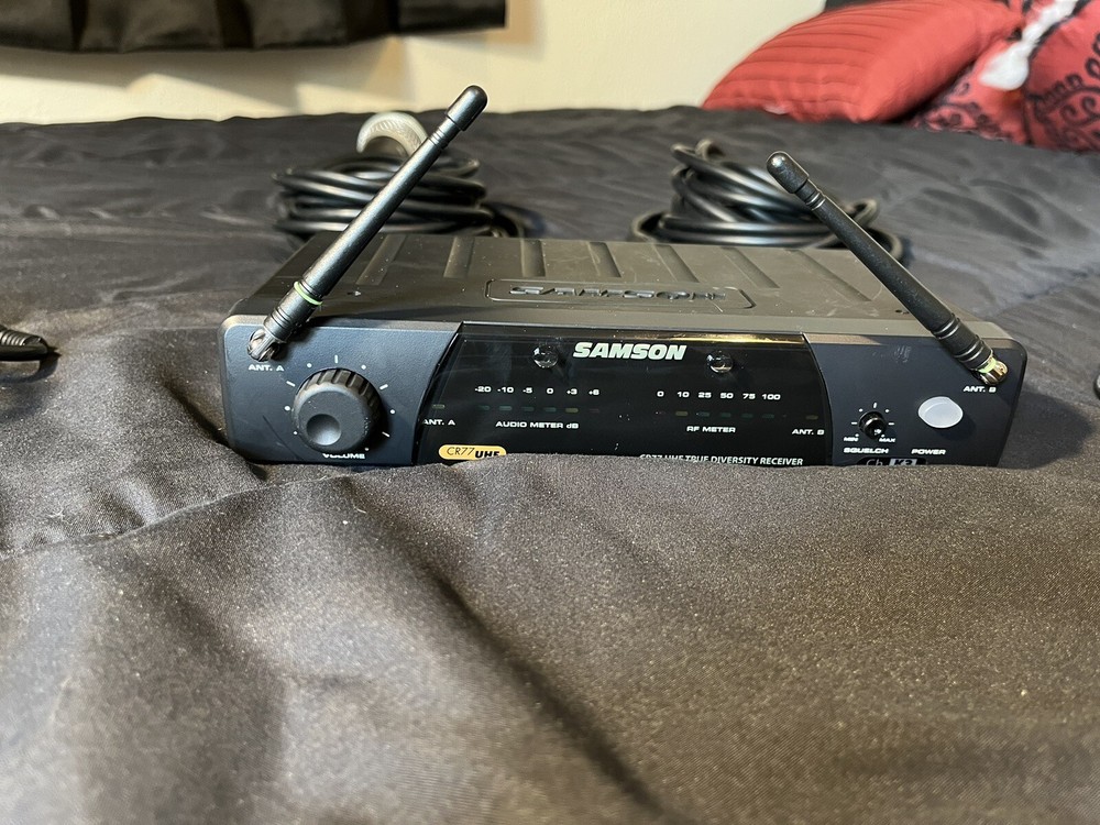 Samson Microphone With CR77 UHF Receiver And Cords