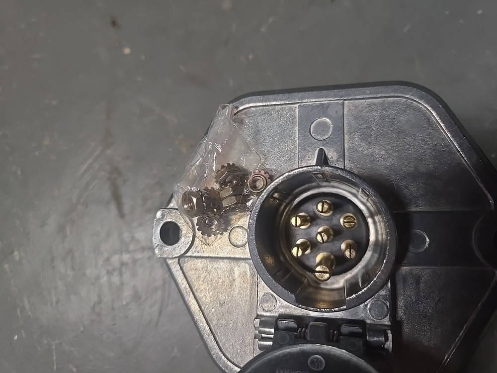 Phillips 7-Way Split Pin Extended Barrelwith 30A Circuit Breakers