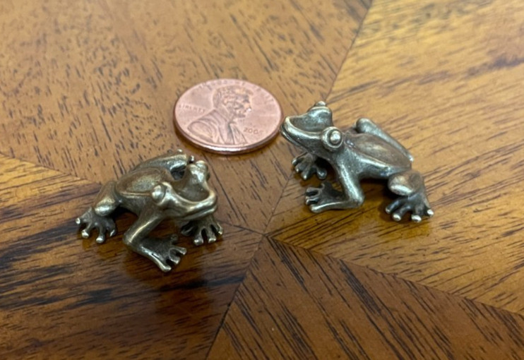 Solid BRASS FROG figure SET OF 2 ( shadow box figure) NEW