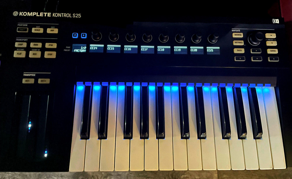 NI Komplete Kontrol S25 Midi Keyboard Controller with Adapter, USB and Software