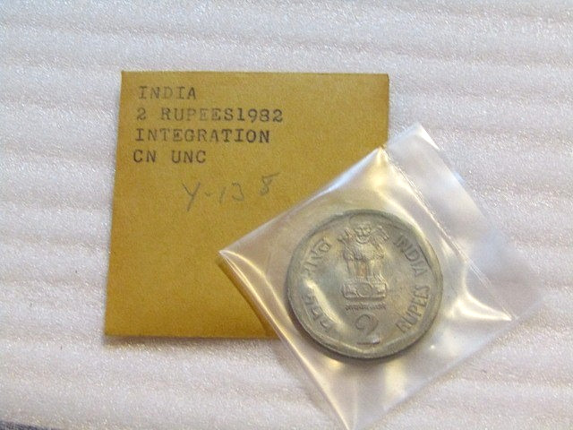 India 1982 2 Rupees unc Coin Integration