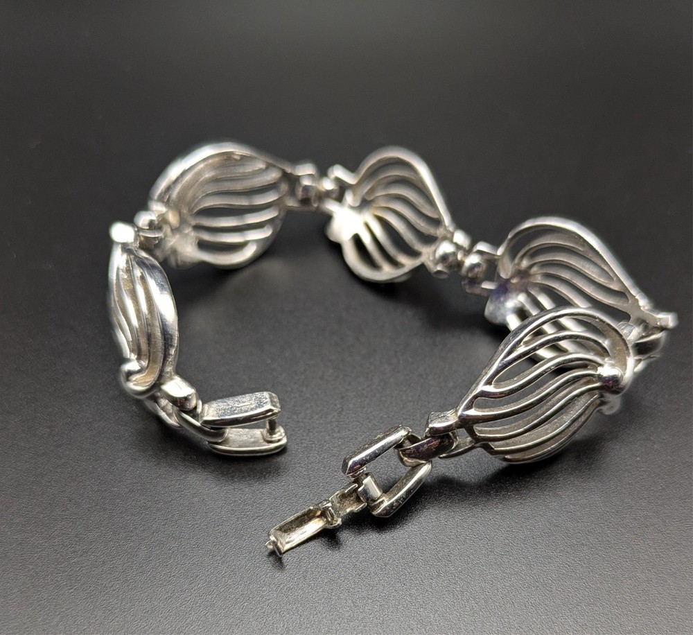 Silver-Toned Bracelet and Necklace Set Featuring Abstract Leaf Patterns