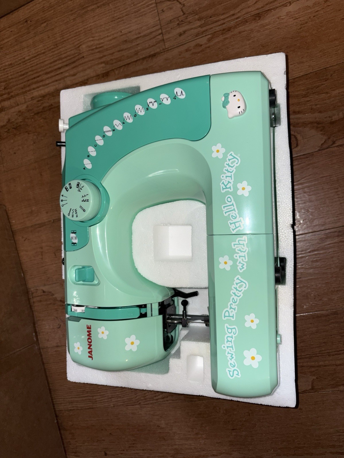 New Rare Janome Hello Kitty Sewing Machine - 11706 Sew Pretty with Hello Kitty