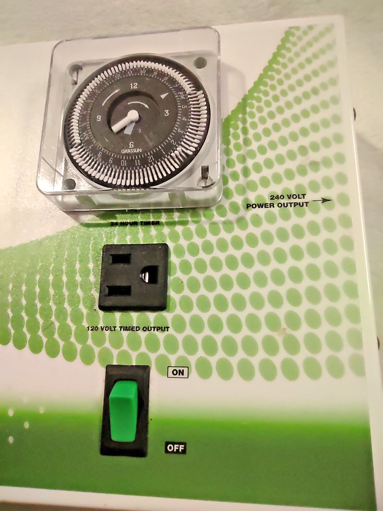OPEN BOX -Titan Controls Helios 3 – 4-Light 240V Grow Light Controller (702-670)