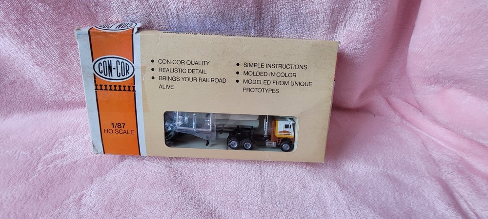 Con-Cor HO Scale Freightliner Tractor w/3 45’ Container Chassis Rail Dispatch