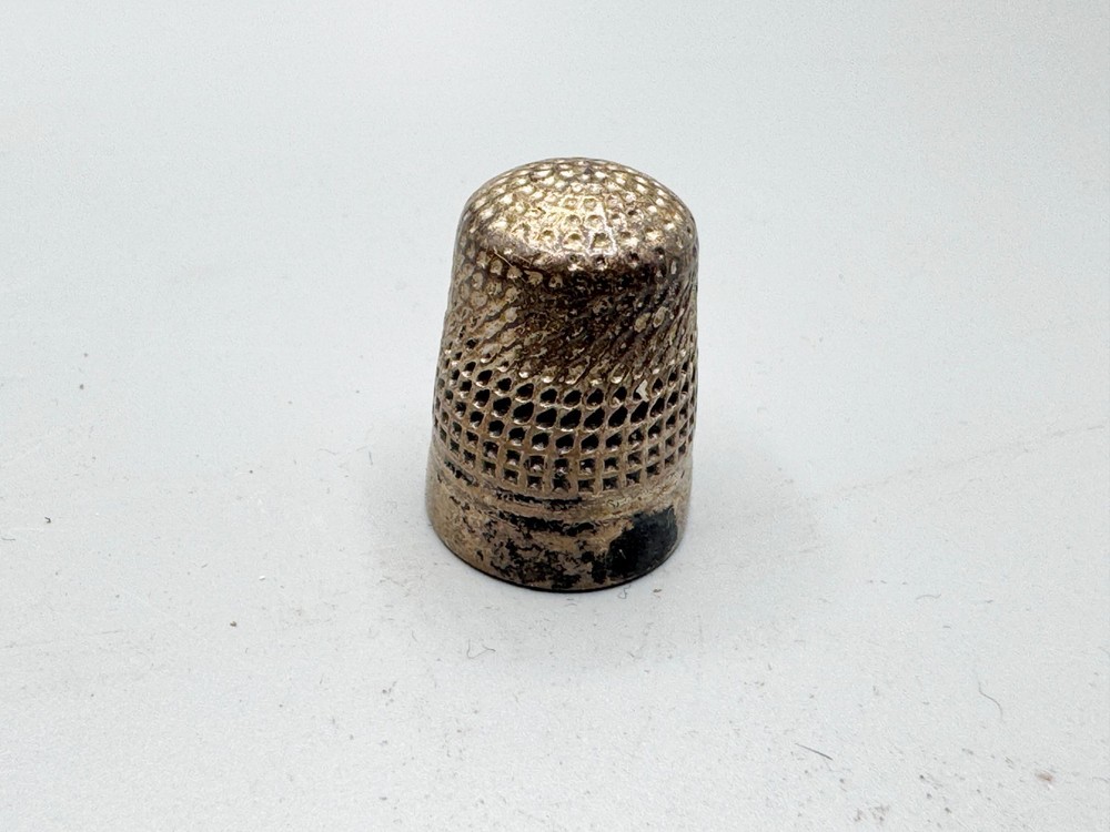 VINTAGE / ANTIQUE OLD SOLID STERLING SILVER SEWING THIMBLE