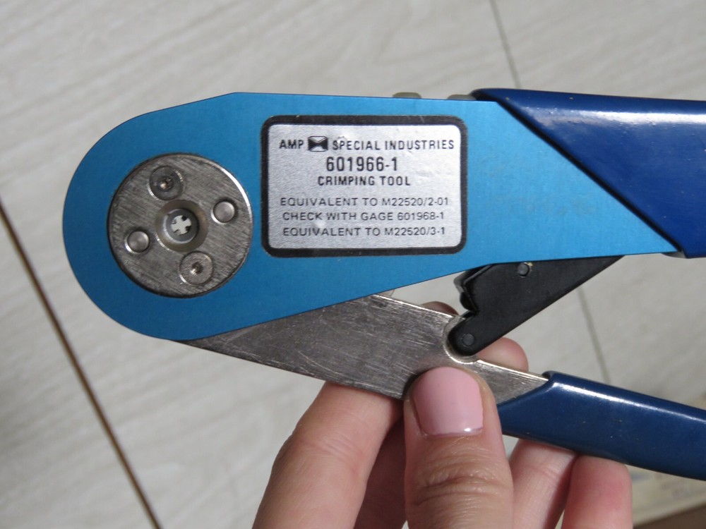 AMP Blue Hand Crimp Crimping Tool Adjustable Model 601966-1 4 Attachments READ