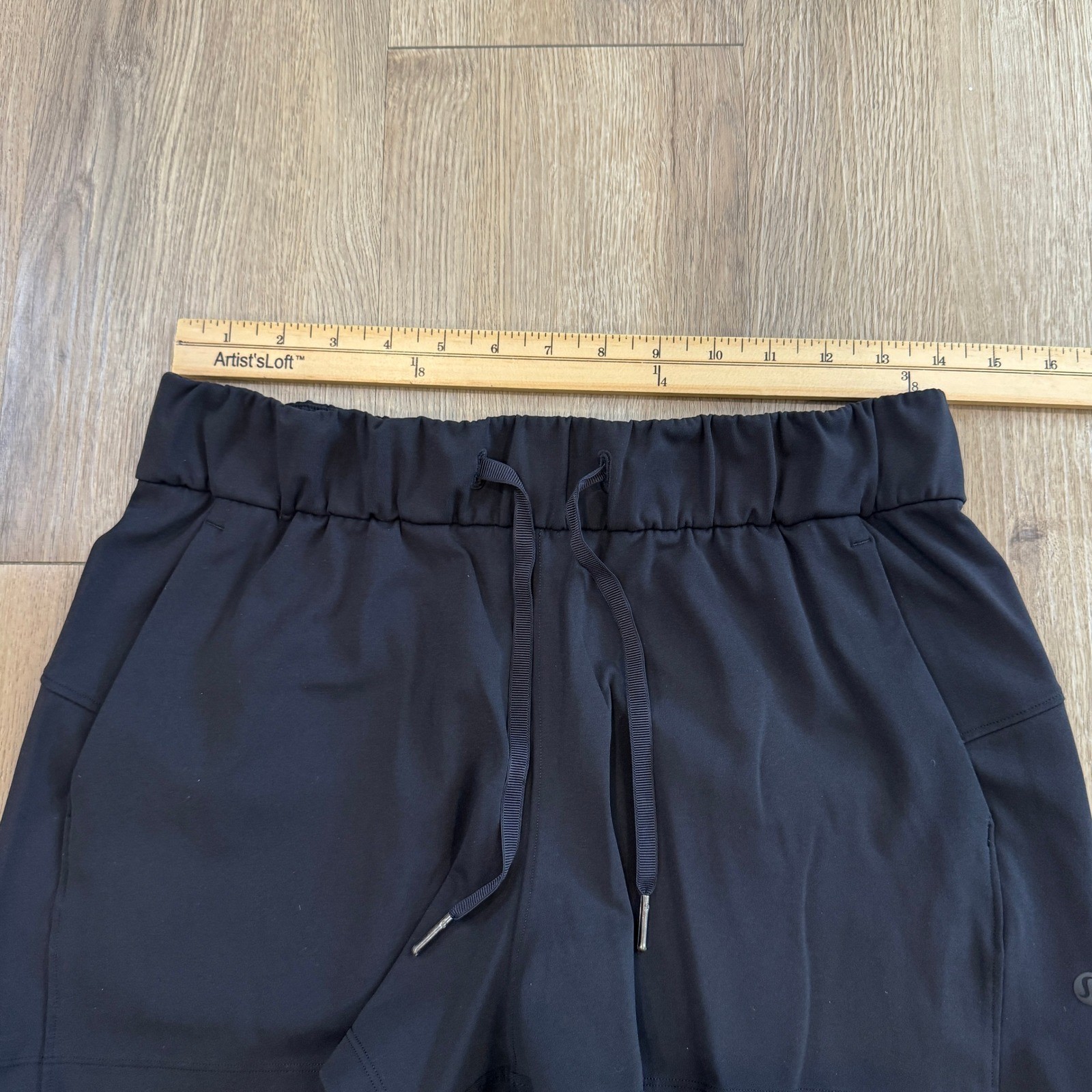 Lululemon On the Fly Short 2.5 Black Luxtreme Size 6 Athletic Shorts EUC LW7AIS