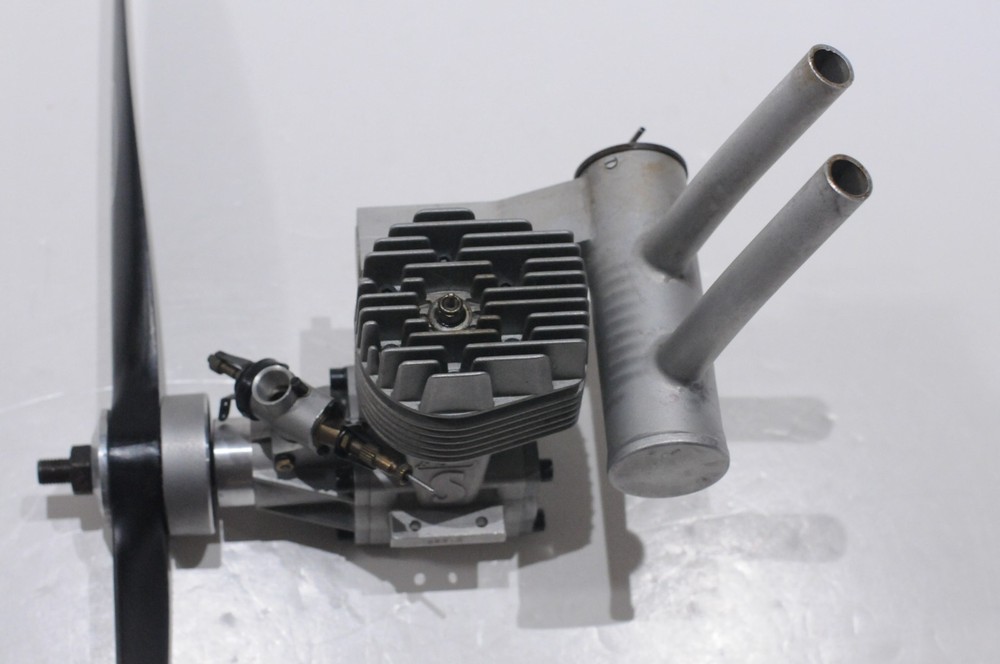 TIGRE S2000 RC PLANE 25CC NITRO ENGINE MUFFLER AND DYNATHRUST PROPELLER