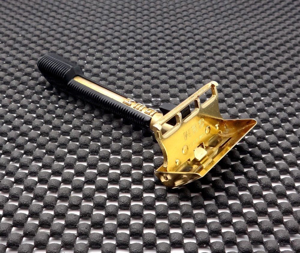 Vintage GEM Push Button Single Edge Safety Razor Clean!