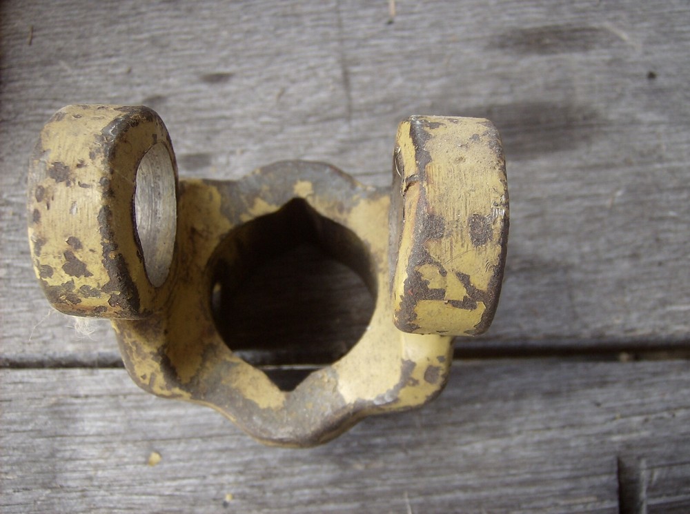 700-7341 IMPLEMENT YOKE MASSEY FERGUSON