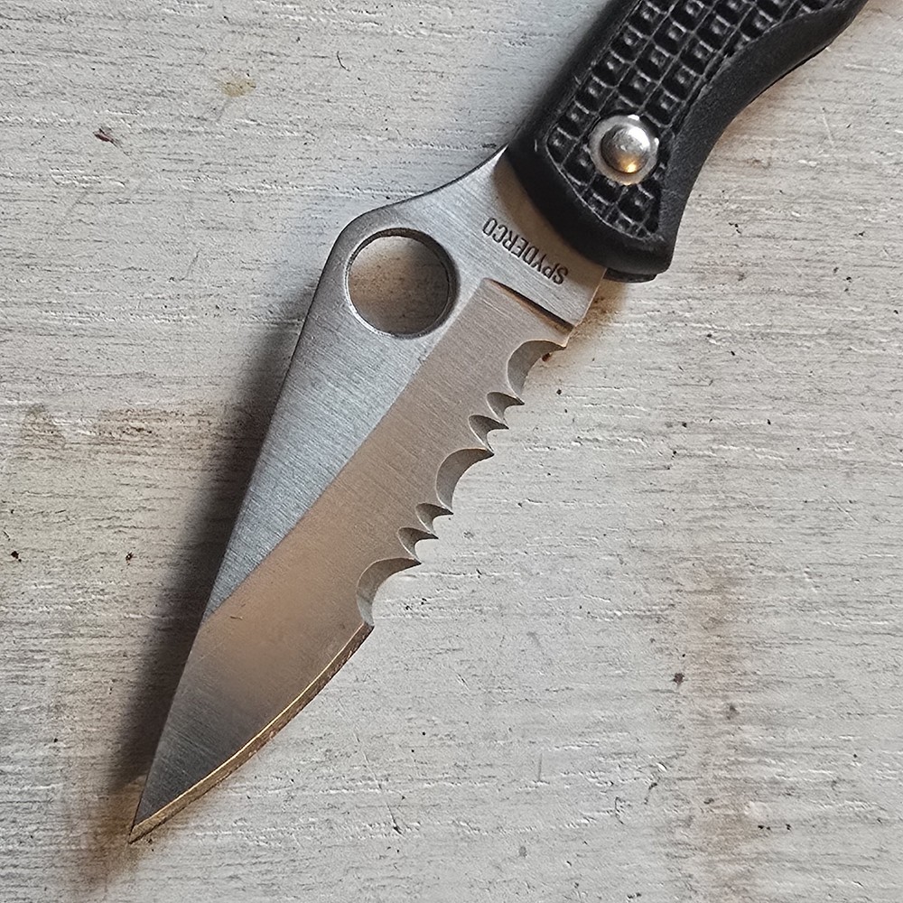 SPYDERCO LADYBUG 1ST GENERATION LOCKBACK KNIFE COMBO EDGE LOCKBACK