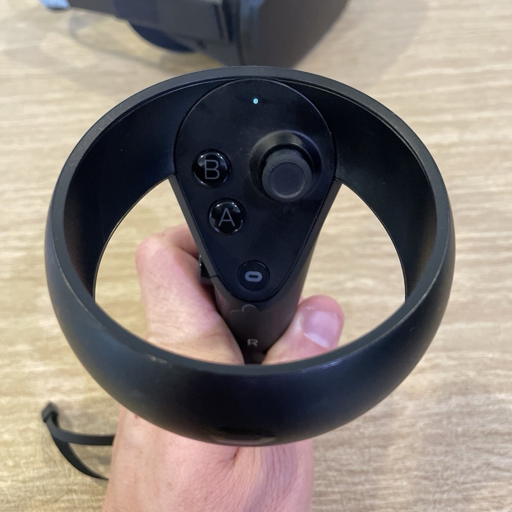 Oculus Quest 128GB Standalone All-in-One VR Headset MH-B