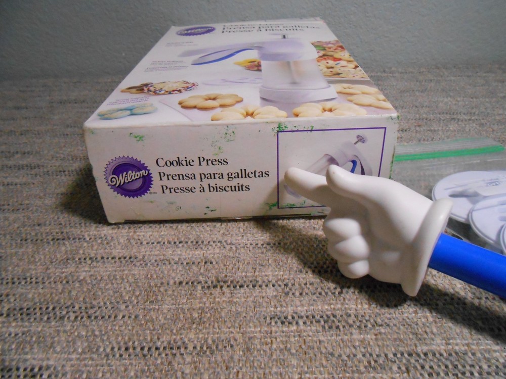 Wilton Cookie Press Ergonomic Easy-Squeeze Handle with 12 Discs