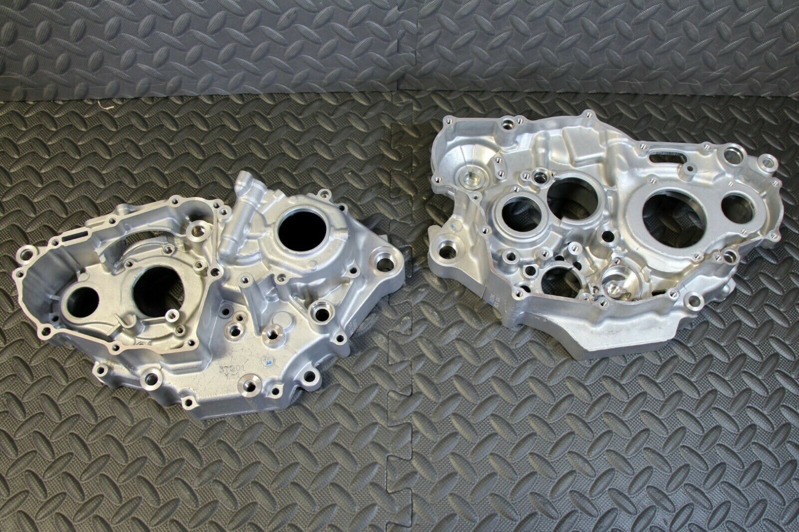 NEW YAMAHA YFZ450 YFZ 450 ENGINE LEFT RIGHT CENTER CASES CASE YFZ 450 2004 2005