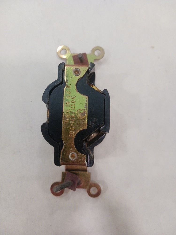 899 EAGLE 3 WIRE LOK SINGLE RECEPTACLE 20A, 125V