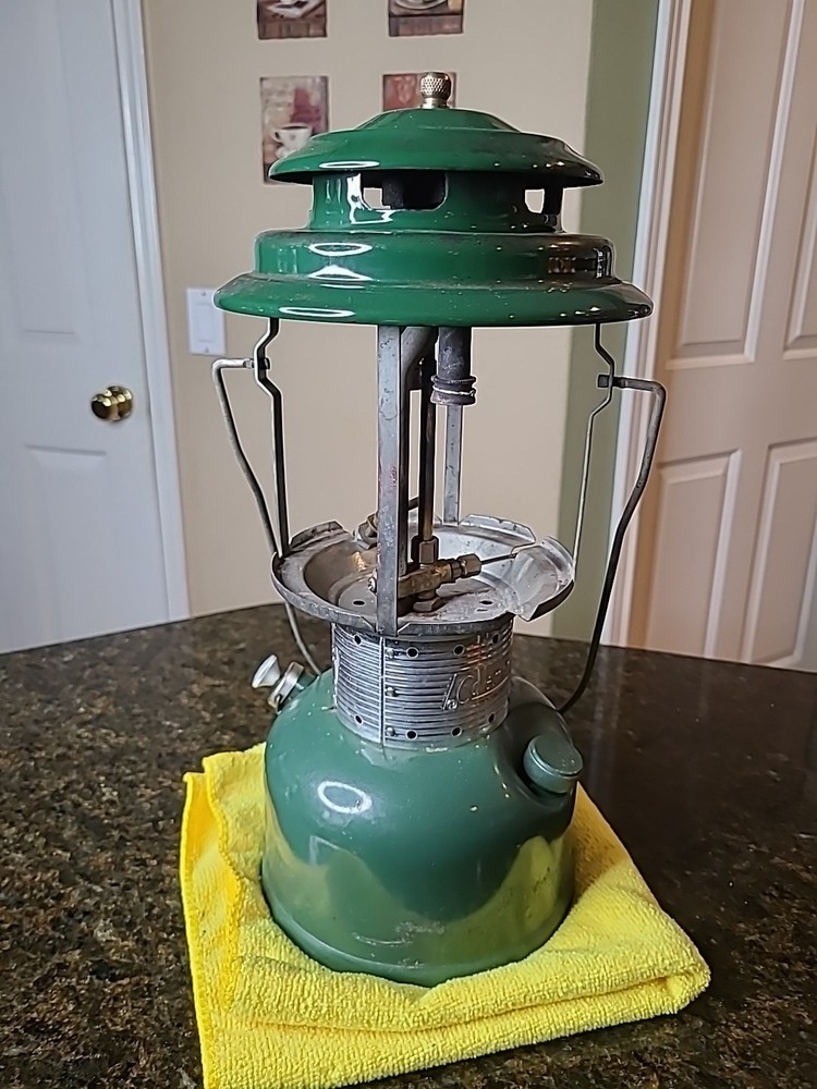 1972 Coleman Lantern Model 220F NEEDS A GLOBE Works!