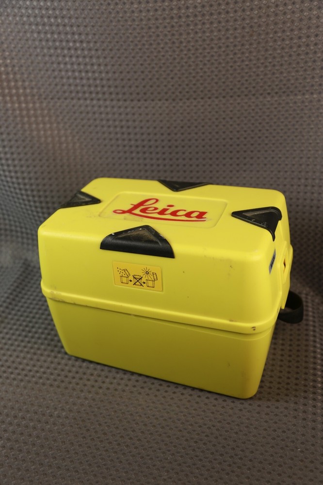 Leica NA320 360 degree Auto Level with hard case